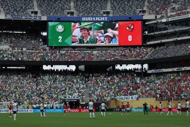 المباراة استؤنفت بعد توقف 45 دقيقة (رويترز)