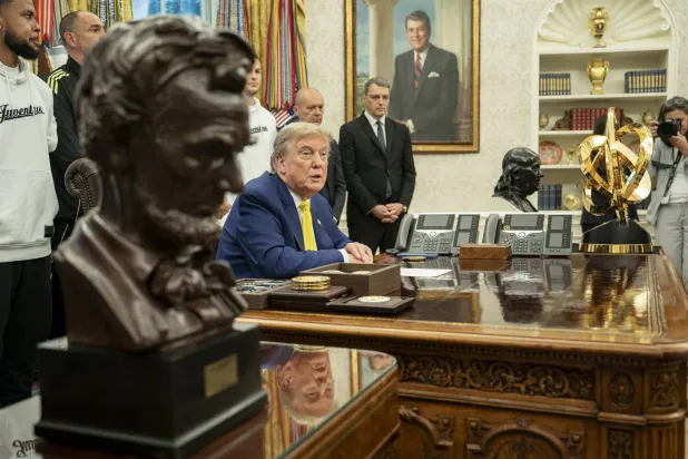 الرئيس الأميركي دونالد ترمب في لقاء بالبيت الأبيض يوم 18 يونيو (إ.ب.أ)