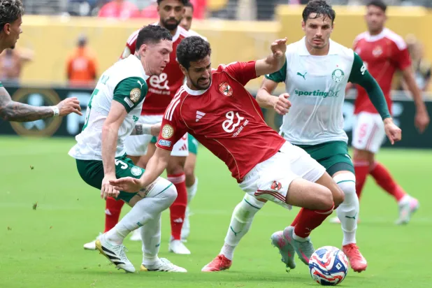 بن رمضان يتعثر خلال إحدى الهجمات الأهلاوية (إ.ب.أ)
