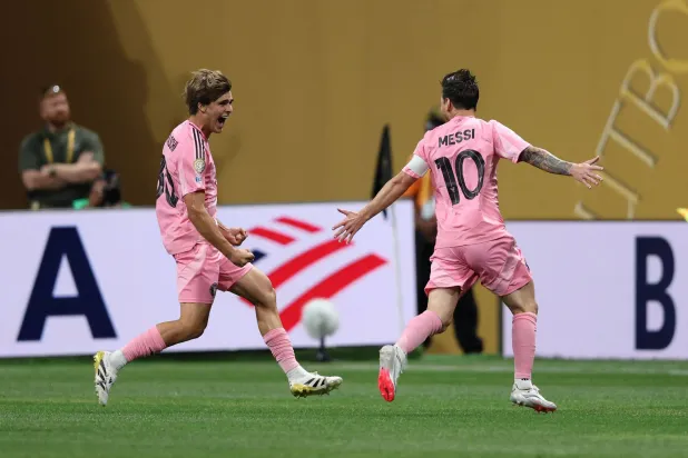 ميسي ينطلق فرحا بعد هدفه في بورتو (أ.ف.ب)