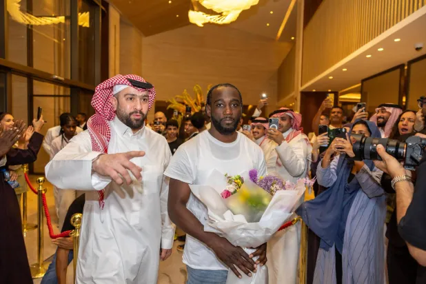 النجم الأميركي تيرينس كروفورد استقبل بالورود في الرياض (موسم الرياض)