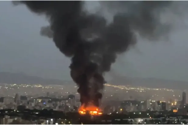 سحب الدخان تتصاعد من موقع قصفه الطيران الإسرائيلي في طهران (رويترز)