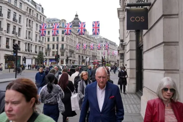 متسوقون يسيرون في شارع ريجنت بلندن (رويترز)