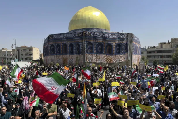 جانب من مظاهرة في طهران (أ.ب)