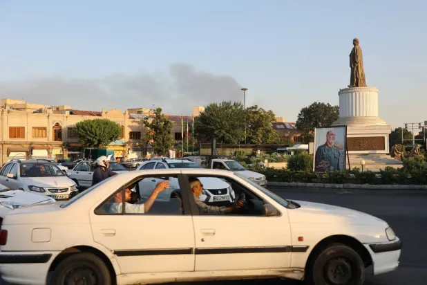 Tahran'daki bir meydanda savaşın ilk gününde öldürülen Devrim Muhafızları Ordusu (DMO) Komutanı Hüseyin Selami'nin portresi sergileniyor. (Reuters)