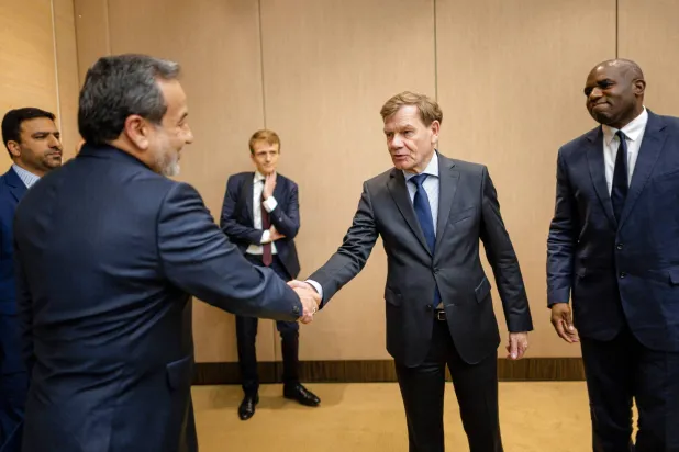 صورة نشرتها وزارة الخارجية الألمانية تُظهر (من اليسار) وزير الخارجية البريطاني ديفيد لامي (يمين) ووزير الخارجية الألماني يوهان فادفول (الثاني يمين) وهما يُحييان وزير الخارجية الإيراني عباس عراقجي (يسار) في جنيف