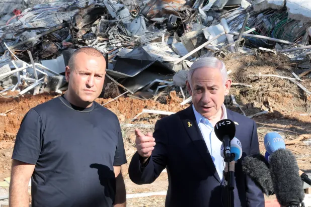 رئيس الوزراء الإسرائيلي بنيامين نتنياهو يتحدث أمام ركام «معهد وايزمان» الذي سقط عليه صاروخ إيراني (إ.ب.أ)