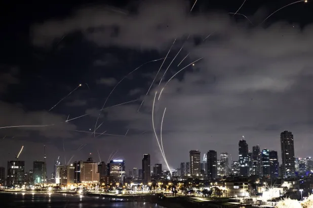 قصف صاروخي إيراني على تل أبيب (رويترز)