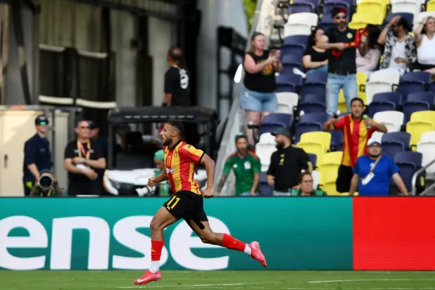 يوسف بلايلي محتفلاً بالهدف الوحيد الذي حضر في اللقاء (رويترز) 