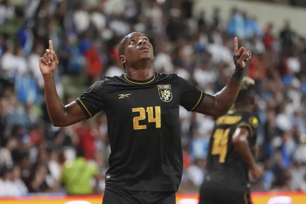 توماس رودريغيز يحتفل بهدفه في شباك غواتيمالا (أ.ب)