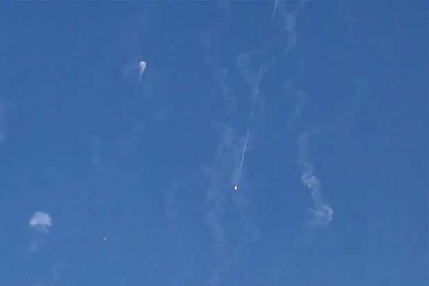  Missiles fired from Iran towards Israel are intercepted in Jordanian airspace over Amman on June 19, 2025. (AFP) 