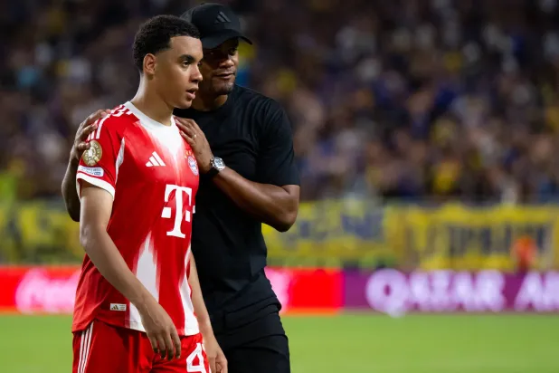 جمال موسيالا خرج مصاباً في مواجهة بوكا (د.ب.أ)