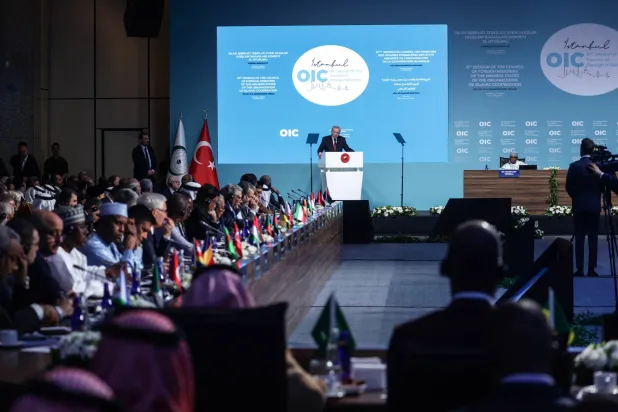 الرئيس التركي رجب طيب إردوغان يتحدث أمام الاجتماع الـ51 لمجلس وزراء خارجية دول «منظمة التعاون الإسلامي» (إ.ب.أ)