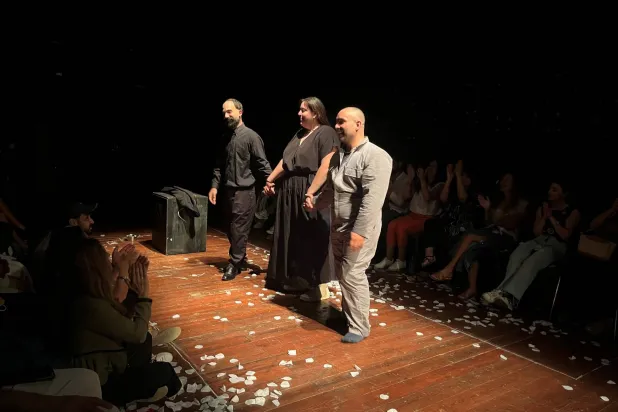 المخرجة بيا خليل وبطلا العمل في تحية للجمهور (الشرق الأوسط)