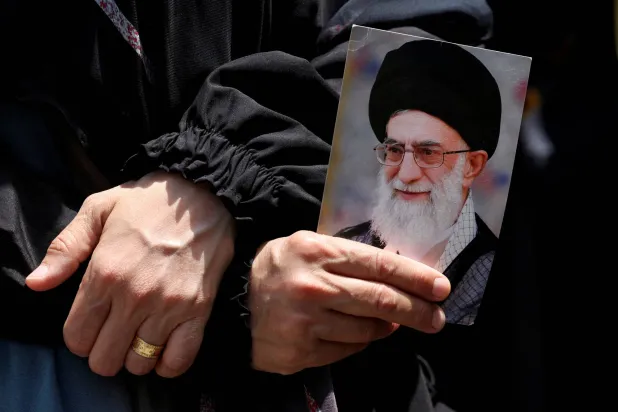 أنباء عن ترشيح خامنئي ثلاثة مسؤولين لخلافته في حال مقتله