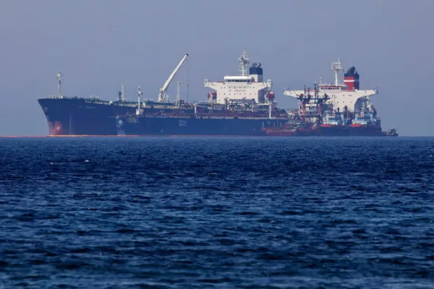 ناقلة النفط «آيس إنرجي» بالعلم الليبيري تحمل النفط الإيراني من ناقلة النفط لانا (بيغاس سابقاً) (أرشيفية - رويترز)