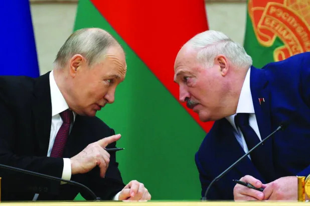 لوكاشينكو مع حليفه بوتين (أ.ب)