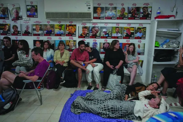 إسرائيليون يحتمون بأحد الملاجئ في تل أبيب أمس (أ.ب)