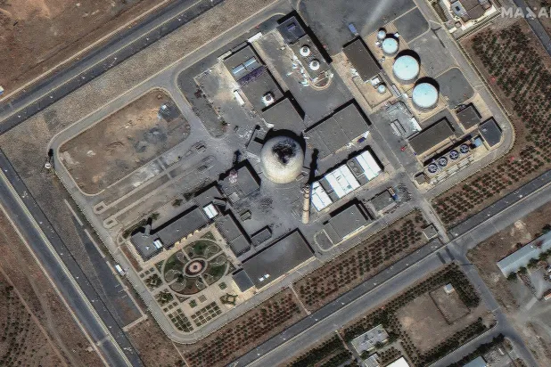 صورة فضائية من قمر «ماكسار» تظهر مفاعل أراك في إيران بعد قصف إسرائيلي صباح الخميس (أ.ب)