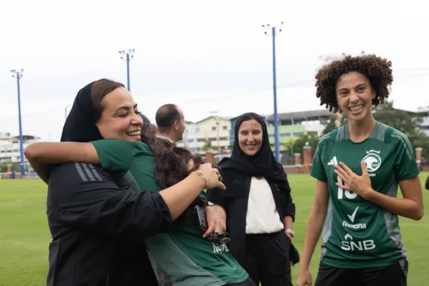 لمياء بهيان لدى لقائها لاعبات الأخضر (الشرق الأوسط)