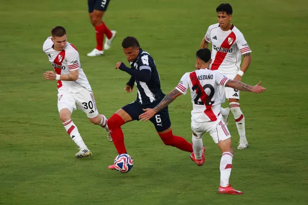 مواجهة سيطرت عليها التدخلات العنيفة وانتهت بالتعادل (رويترز) 