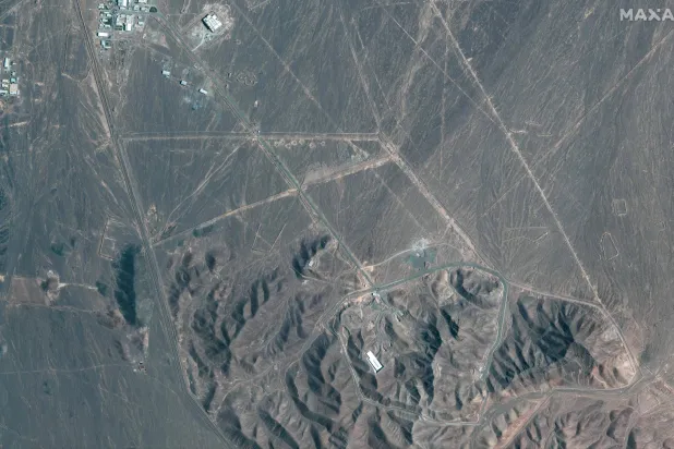 تُظهر هذه الصورة الملتقطة عبر الأقمار الاصطناعية والمقدمة من شركة «ماكسار تكنولوجيز» نظرةً عامةً على محطة «فوردو» لتخصيب الوقود في إيران (أ.ف.ب)
