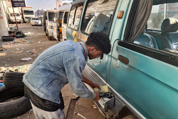 أسعار الوقود في اليمن تغيرت أربع مرات هذا العام بسبب تغير صرف العملات الأجنبية (أ.ف.ب)