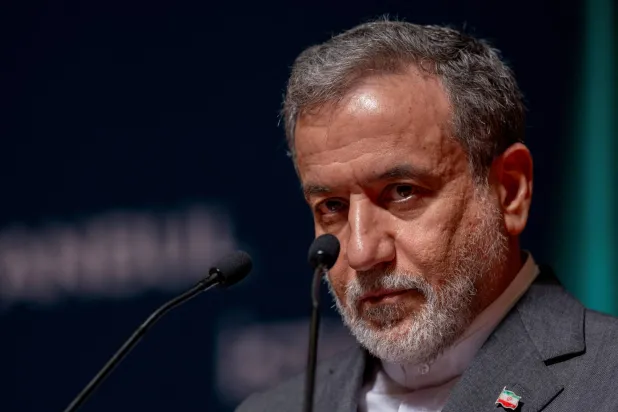 وزير الخارجية الإيراني عباس عراقجي خلال مؤتمر صحافي في إسطنبول (رويترز)