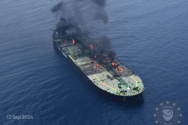 حرائق على متن سفينة شحن هاجمها الحوثيون في البحر الأحمر العام الماضي (مهمة أسبيدس الأوروبية)