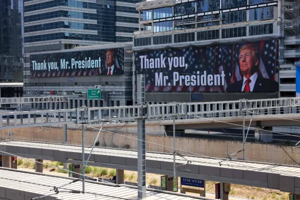 لافتة تحمل صورة الرئيس الأميركي دونالد ترمب مصحوبة برسالة «شكراً سيدي الرئيس» في تل أبيب (أ.ف.ب)