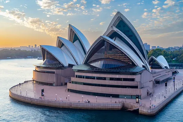 دار الأوبرا في سيدني من تصميم المهندس المعماري الدنماركي يورن أوبيرج أوتزون (صور غيتي)