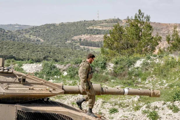 جندي إسرائيلي في موقع على الحدود مع جنوب لبنان (أ.ف.ب)