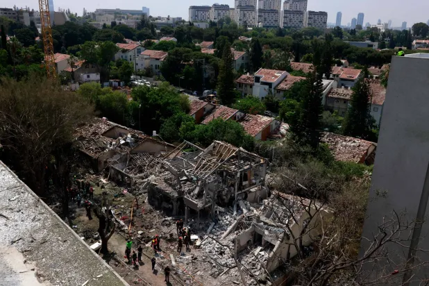 قوات الأمن الإسرائيلية في موقع الهجوم الإيراني بمجمع رامات أفيف البسكني بتل أبيب (أ.ف.ب)