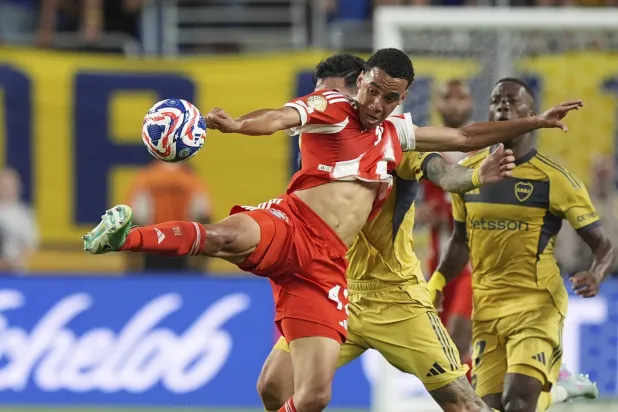 جمال موسيالا يشارك في تدريبات بايرن (أ.ب)