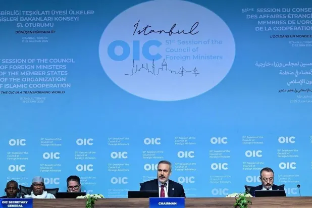 وزير الخارجية التركي هاكان فيدان خلال تلاوته إعلان إسطنبول في ختام اجتماع وزراء خارجية منظمة التعاون الإسلامي (الخارجية التركية)