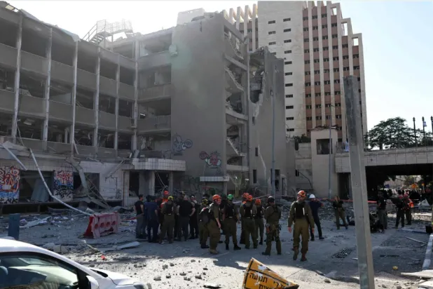 موقع سقوط صاروخ إيراني في حيفا الجمعة (أ.ف.ب.)