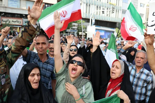 مظاهرة مناهضة للولايات المتحدة وإسرائيل في طهران اليوم (إ.ب.أ)