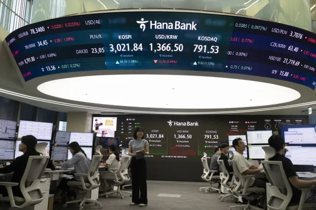 متداولون يعملون أمام شاشات المراقبة في بنك «هانا» بسيول (إ.ب.أ)