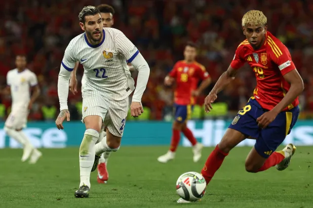 ثيو هرنانديز في مواجهة لامين يامال (أ.ف.ب)