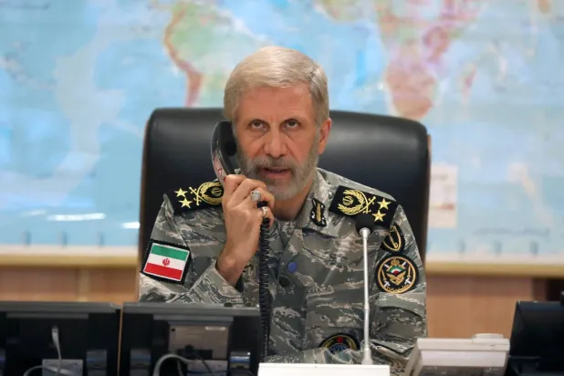 قائد الجيش الإيراني أمير جاتمي يحضر اجتماعاً في غرفة قيادة الحرب بمكان غير معلوم (إ.ب.أ)