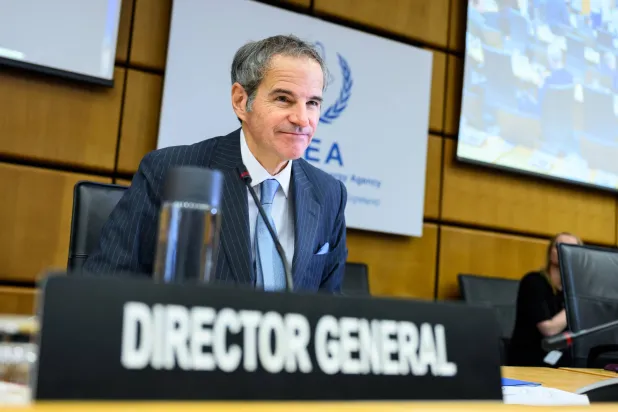 المدير العام للوكالة الدولية للطاقة الذرية رافائيل غروسي خلال مؤتمر صحافي بالتزامن مع اجتماع مجلس محافظي الوكالة في فيينا اليوم (إ.ب.أ)