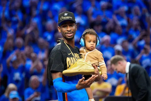 انضم الكندي شاي غلجيوس-ألكسندر إلى نادي الكبار بعد قيادته فريقه أوكلاهوما سيتي ثاندر (رويترز)