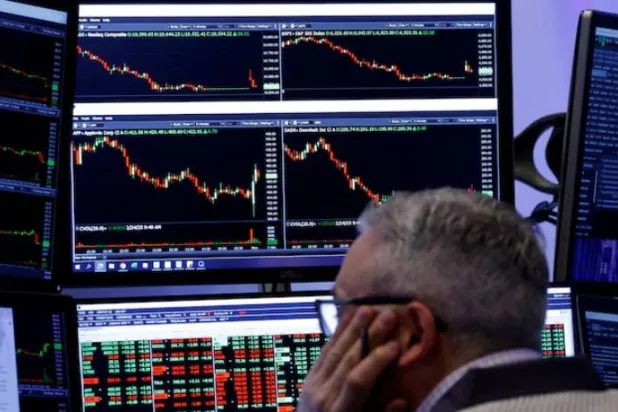 متداول يعمل في بورصة نيويورك (رويترز)