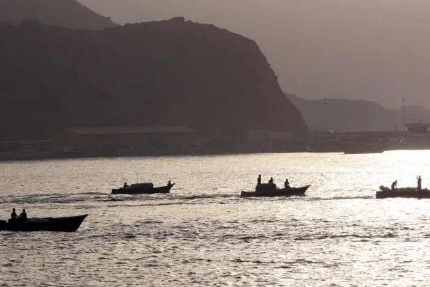قوارب إيرانية مُحمّلة بالبضائع المهرّبة تعبر مضيق هرمز (أرشيفية - أ.ف.ب)