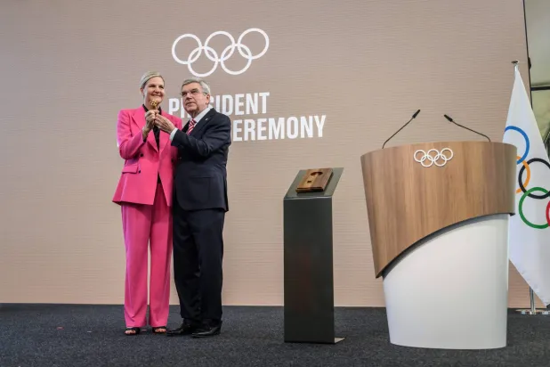 كيرستي كوفنتري وتوماس باخ (أ.ف.ب)