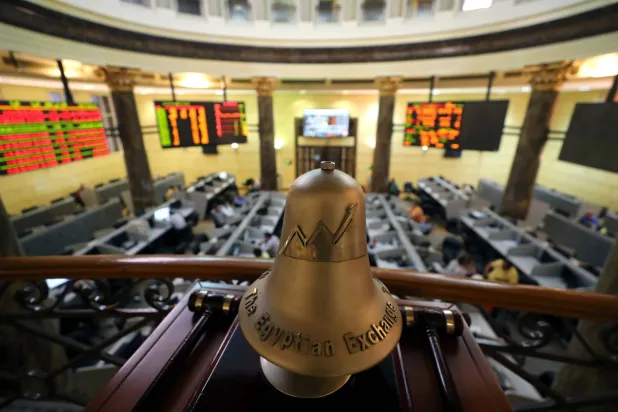جرس التداول في بورصة مصر (رويترز)