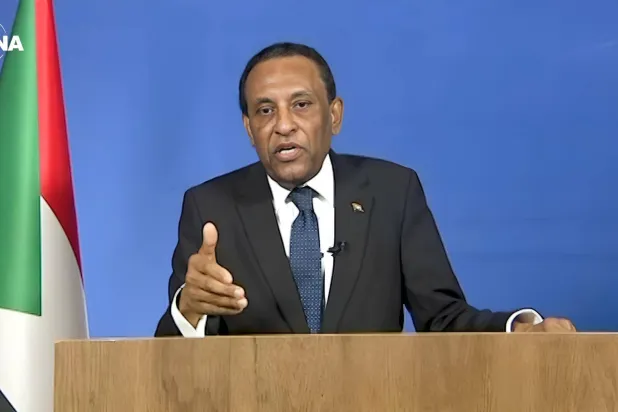 رئيس الوزراء السوداني كامل إبراهيم في أثناء مخاطبة جماهيرية (وكالة السودان للأنباء)