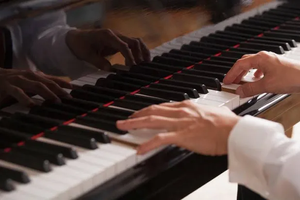 يقدم البرنامج دروساً فردية وصفوفاً جماعية وتدريبات عملية بإشراف أكاديمي (الشرق الأوسط)