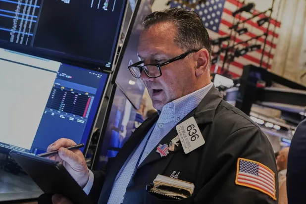 متداول يعمل في بورصة نيويورك (أ.ب)