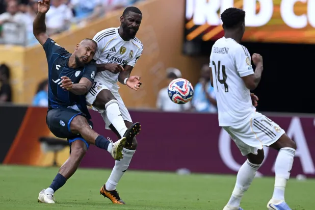 إثارة في الجولة الأخيرة من دور المجموعات بـ«مونديال الأندية»... (أ.ف.ب)